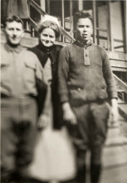 Agnes Swift and unidentified soldiers, Fort Bowie, TX, 1917