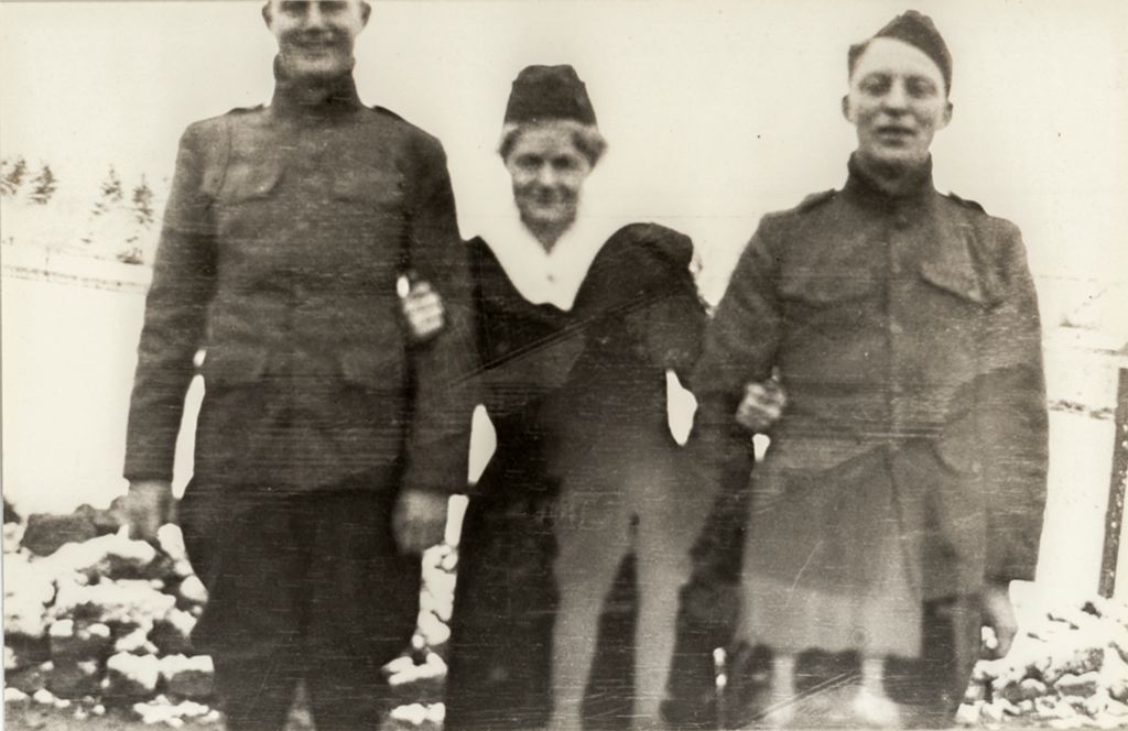 Agnes Swift, 1918 or 1919, and unidentified soldiers, possibly in Contrexeville