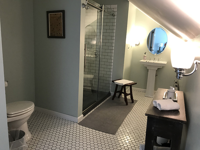 En suite shower & toilet at Smith House guestroom