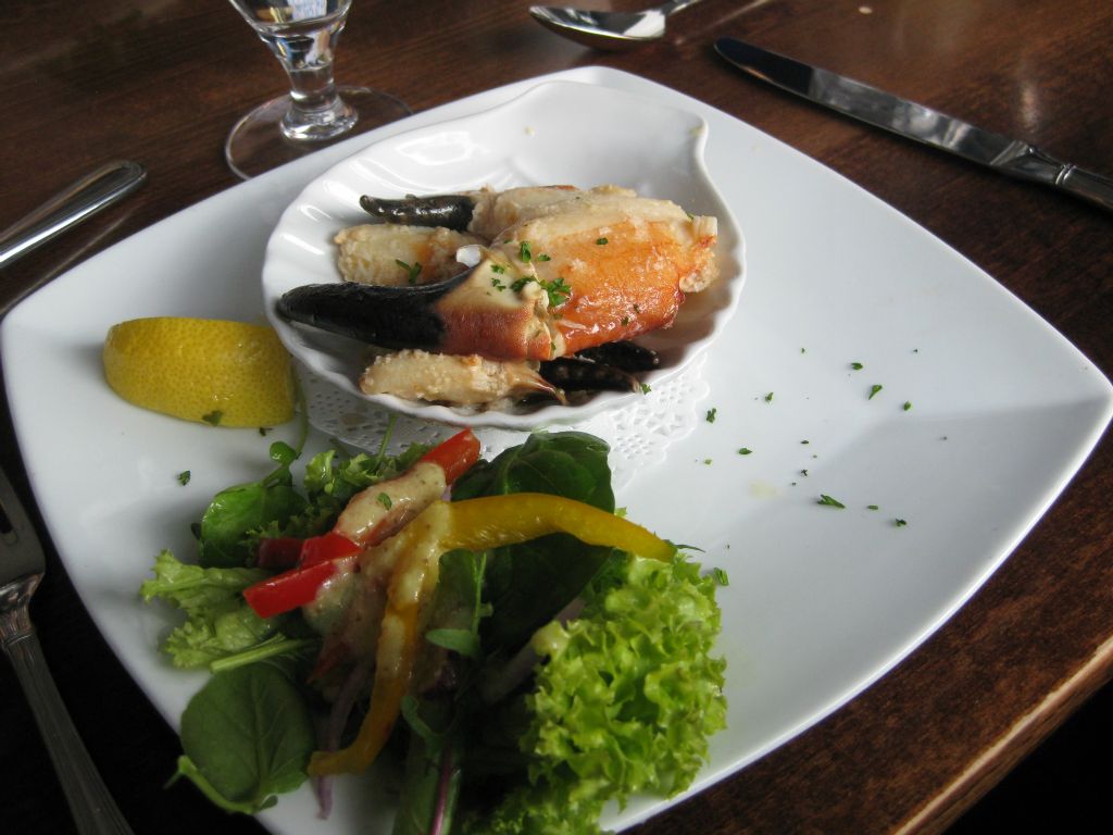 Martha ordered a dish of crab claws at the Pier Head, and they were scrumptious!