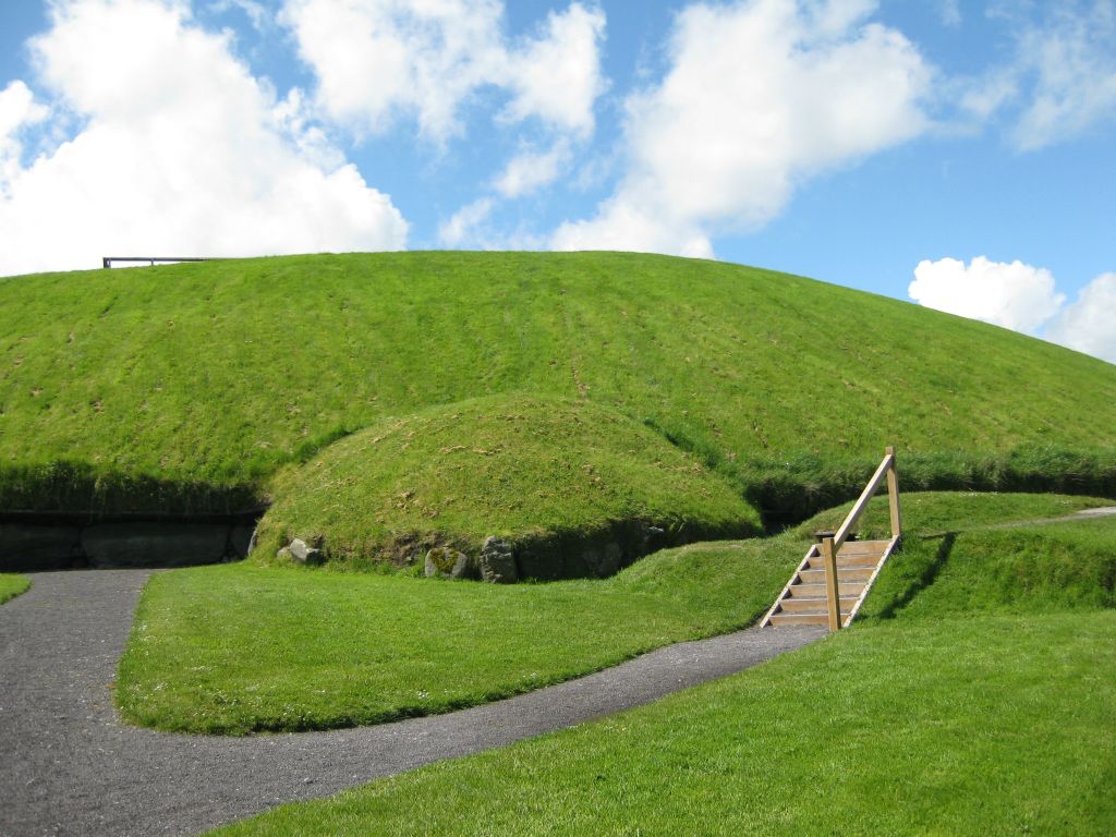 The larger mound at Knowth contains two passages, oriented east-west. Their entrance aligns with the rising or setting sun of the equinox.