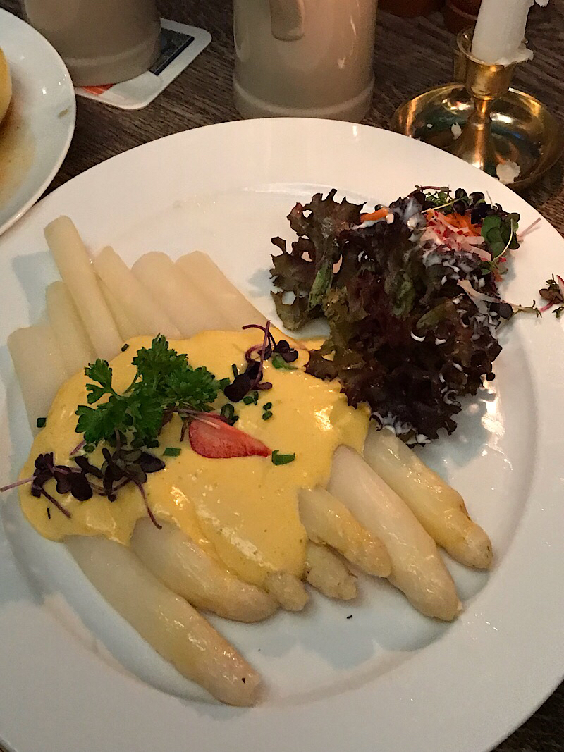 A plate of Spargel with Hollandaise sauce
